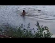 شاب يخرج مسرعاً من الماء بعد مهاجمته من قبل تمساح في النيجر