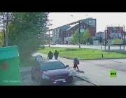شاهد ردة فعل طفلة نجت من سقوط شجرة عليها في روسيا