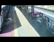 شرطية تنقذ امرأة كاد يسحبها القطار في محطة بالهند
