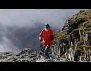 عجوز إسكتلندي ثمانيني يتسلق الجبال الشاهقة تكريماً لزوجته