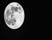 في مشهد جمالي.. التربيع الأخير لقمر ربيع الأول يزين سماء المملكة الليلة