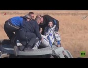 لحظات إخراج الفريق السينمائي الروسي من الكبسولة الفضائية بعد هبوطها على الأرض