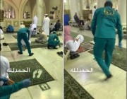 لحظة إزالة ملصقات التباعد بين المصلين في المسجد الحرام (فيديو)
