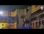 لحظة سقوط رافعة بناء ما تسبب في مقتـل شخص وإصابة آخر في روسيا