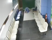 لحظة وفاة شاب أثناء الصلاة داخل عمله في مصر  (فيديو)