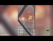لقطات جديدة من حريق هائل في مصفاة نفط بميناء الأحمدي في الكويت