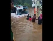 محاولة إخراج حافلة غمرتها مياه الفيضانات في الهند