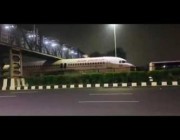 مشهد غريب لطائرة عالقة تحت جسر مشاة في العاصمة الهندية