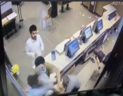 بالضرب المبرح والركل.. فيديو يوثق اعتداء عدة أشخاص على موظفين بأحد المطاعم