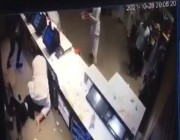 مشاجرة عنيفة بين مجموعة من الأشخاص وموظفي أحد المطاعم الشهيرة على طريق الرياض – مكة