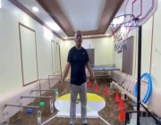 شاهد.. معلم تربية بدنية يقدم حصصًا افتراضية من منزله لتعليم طلابه في الباحة