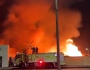 “مدني المدينة” يخمد حريقاً نشب بالقرب من محلات تجارية في ينبع (فيديو)