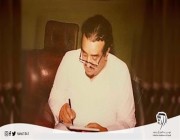 صورة عفوية للملك الراحل فهد بن عبدالعزيز أثناء أداء عمله