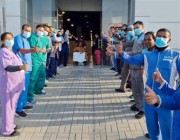 “الصحة الكويتية” تحتفل بخروج آخر مريض بكورونا من المستشفى الميداني