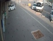 فيديو يوثق حادث مروع على طريق سريع.. والسائق ينجو بأعجوبة