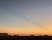 “الزعاق” يوضح سبب ظهور خطوط الألوان في سماء المملكة.. وعلاقتها بالرطوبة (فيديو)