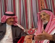 في لقاء البساطة والعفوية.. الأمير سلطان بن سلمان يفي بوعده ويزور مسناً في منزله بتنومة (فيديو)