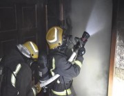 “مدني تبوك” ينقذ مقيماً احتُجز وسط حريق اندلع في عمارة سكنية (صور)
