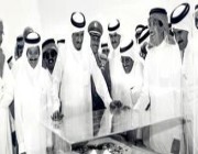 صورتان لخادم الحرمين يفصل بينهما عقود من الزمن أثناء متابعته للمشاريع التنموية في الرياض
