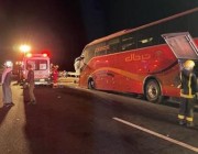 الهلال الأحمر: تصادم حافلة وشاحنة بطريق الهجرة يسفر عن مصرع 4 أشخاص وإصابة 48 آخرين
