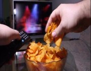 استشاري: مشاهدة التلفاز أثناء الطعام سلوك خاطئ يُزيد السمنة.. وهذه نصيحتي للأسر (فيديو)