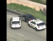 قائد شاحنة يساعد الشرطة الأمريكية في مطاردة سيارة بتحطيم أحد أبوابها