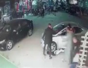 سار فوق جسده دون أن ينتبه.. فيديو مروع لطفل كاد أن يلقى حـتفه تحت عجلات سيارة بمصر