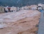 فيديو.. مياه السيول تغمر المنازل وتتسلل لفصول إحدى المدارس في “مسندم” بسلطنة عمان