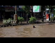 أطفال يسبحون وسط الفيضانات بالهند