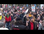 الآلاف يحتجون على قيود كورونا قبل إغلاق عام في فيينا