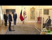 بعد إصابته بكورونا.. رئيس التشيك يعين رئيسا للوزراء من خلف غرفة زجاجية