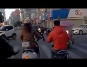ثور ينطح دراجة فتاة صينية على شارع عام