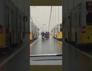 حافلتان تحميان دراجات لعمال توصيل طلبات من الرياح في تركيا