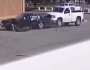 خلاف بين شخصين يشعل معركة بالمركبات في أحد مناطق المملكة (فيديو)