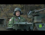 رئيس الوزراء الياباني يجرب قيادة دبابة حربية