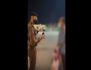 رجل مرور يسجل مخالفة بحق شخص لعبوره الطريق من مكان غير مخصص للمشاة (فيديو)