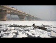 رغوة سامة تغطي سطح نهر يامونا في الهند