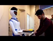 روبوت يخاطب زبائن المطعم ويقدم الطعام في العراق