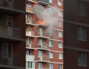 سكان يطفئون حريقًا نشب في شقة بأحد العقارات في روسيا
