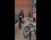 شاب يسرق دراجة في وضح النهار ببريطانيا