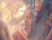 شخص يلقي قنبلة مولوتوف حارقة على المواطنين بمتجر في نيويورك (فيديو)