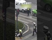 شرطي صيني ينقذ امرأة تعرّضت للإغماء أثناء مرورها في الشارع