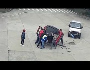 صينيون يتكاتفون لإنقاذ شخص احتجز داخل سيارته بعد تعرضه لحـادث