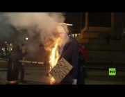 متظاهرون يحرقون دمية على هيئة جونسون في لندن