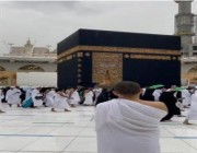 مشاهد روحانية للمعتمرين أثناء هطول الأمطار على المسجد الحرام اليوم (فيديو)
