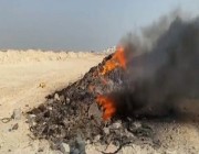 مقابل ريال إلا ربع.. عامل يحرق النفايات والإطارات بأحد الأماكن بالدمام