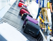 مقطع فيديو يكشف لماذا تتأخر وصول الحقائب في المطار