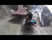 هندي يقود دراجة نارية كاد يسقط من منحدر جبلي خطير