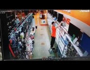 يوم عصيب لأحد البائعين في متجر للأجهزة الكهربائية