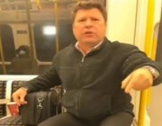 فيديو.. راكب بريطاني غاضب من شاب مسلم والسبب “قراءة القرآن في مترو الأنفاق”